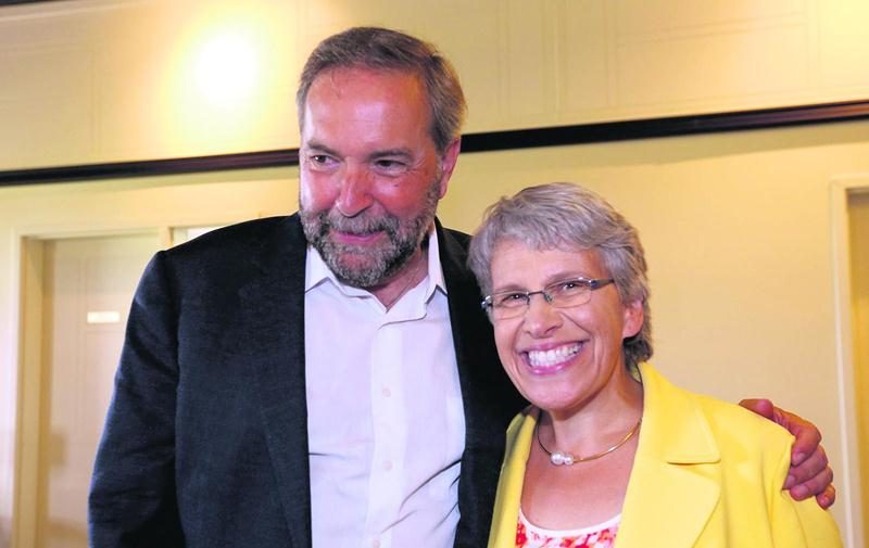 Brigitte Sansoucy était visiblement très fière d’accueillir son chef, Thomas Mulcair, dans sa ­circonscription de Saint-Hyacinthe-Bagot. Photo Robert Gosselin | Le Courrier ©