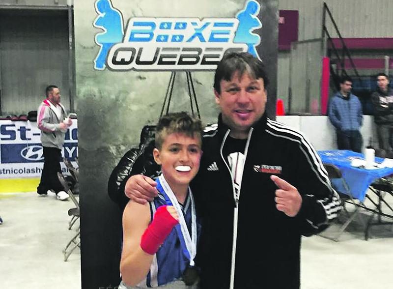 Nicolas Fisette en compagnie de l’entraîneur Marc Seyer après son triomphe. Photo Courtoisie