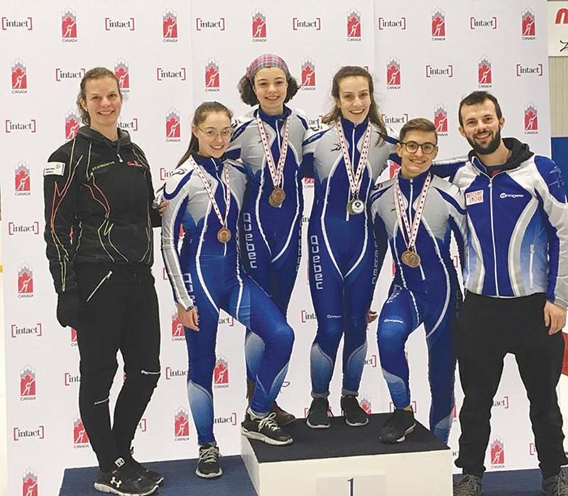 Sur la photo, Roselyne Pigeon, Sandrine Robert, Sarah-Maude Cloutier et Édouard Auger, entourés des entraîneurs Amélie Godin et Olivier Godin.