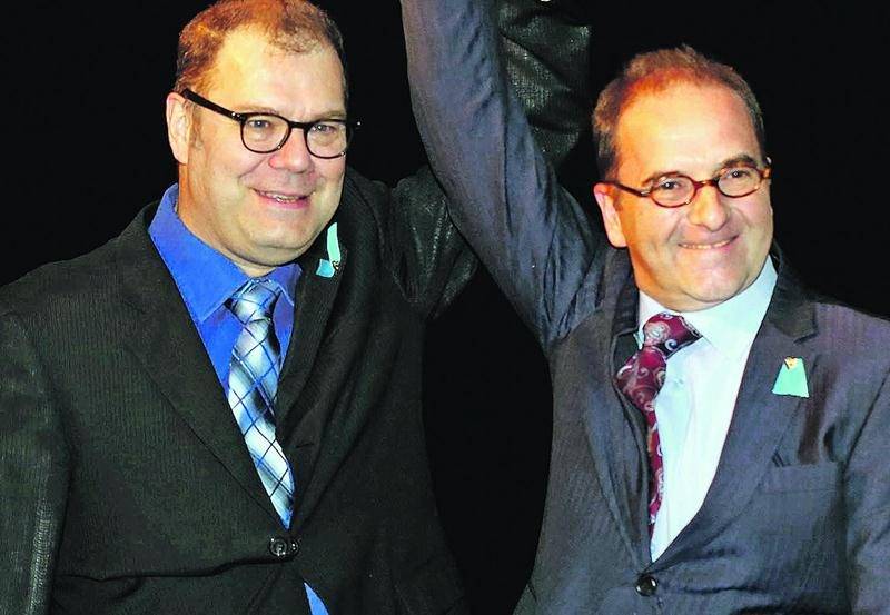 Le candidat du Bloc québécois dans Saint-Hyacinthe-Bagot, Michel Filion (à droite) savoure sa victoire en compagnie de son chef, Mario Beaulieu. Photo Robert Gosselin | Le Courrier ©