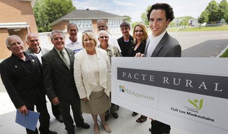 Plusieurs maires ont participé au lancement officiel du nouvel appel de projets du Pacte rural. Dans l'ordre, Denis Chabot, de Saint-Liboire, Mario Jussaume, conseiller à Saint-Bernard-de-Michaudville, Yves Petit, de Sainte-Hélène-de-Bagot, Mario Saint-Pierre, de Saint-Pie, Francine Morin, préfet et maire de Saint-Bernard-de-Michaudville, Réjean Bernier, de Saint-Marcel-de-Richelieu, Christian Martin, de Saint-Damase et André Lefebvre, de Sainte-Madeleine. Ils sont accompagnés ici de Micheline M