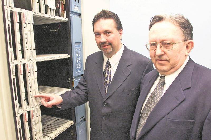 Cette photo prise en mai 2003 réunit Donald Dupuis, ancien président-directeur général de Maskatel, et son fondateur, Augustin Guèvremont.