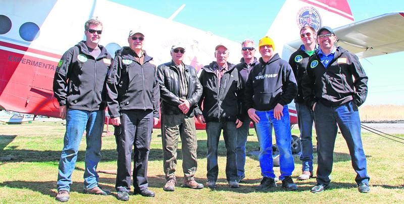 De gauche à droite, Ken McBride, Ron Sheardown, Lee Barker, Lucien Miller, Gabriel Chartier, Neil Bilodeau, Ken Reeder et Jim Salazar, devant l’avion qui a décollé de l’aéroport de Saint-Hyacinthe en direction du Groenland. Photo Guy Brodeur