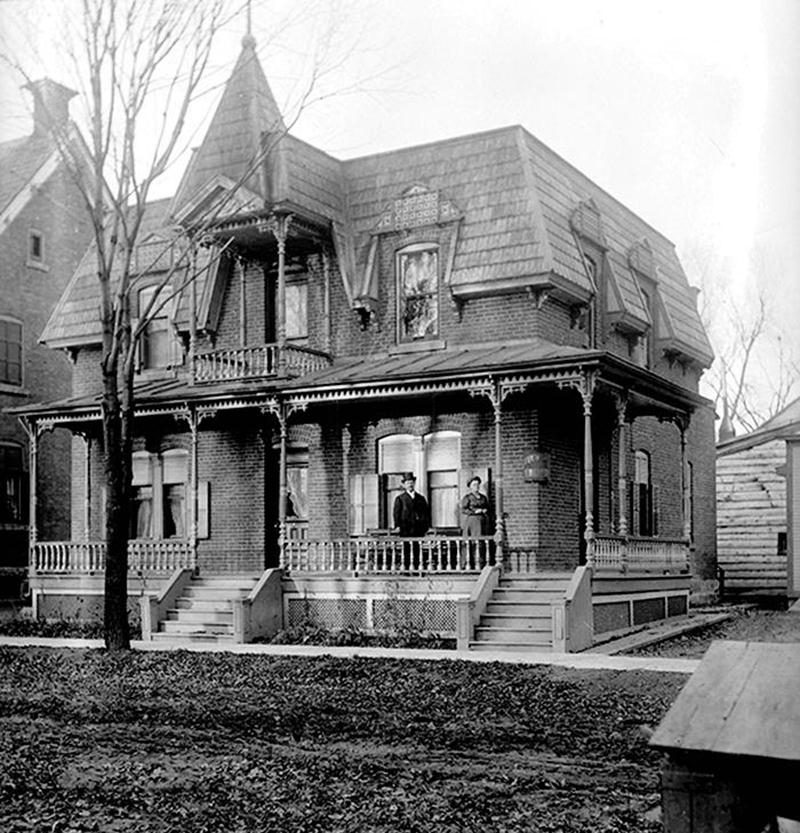 Le docteur Émile Saint-Jacques et son épouse à leur résidence, au 780, de l’Hôtel-de-Ville, vers 1912.  Photo Archives CHSH, fonds B-J Hébert