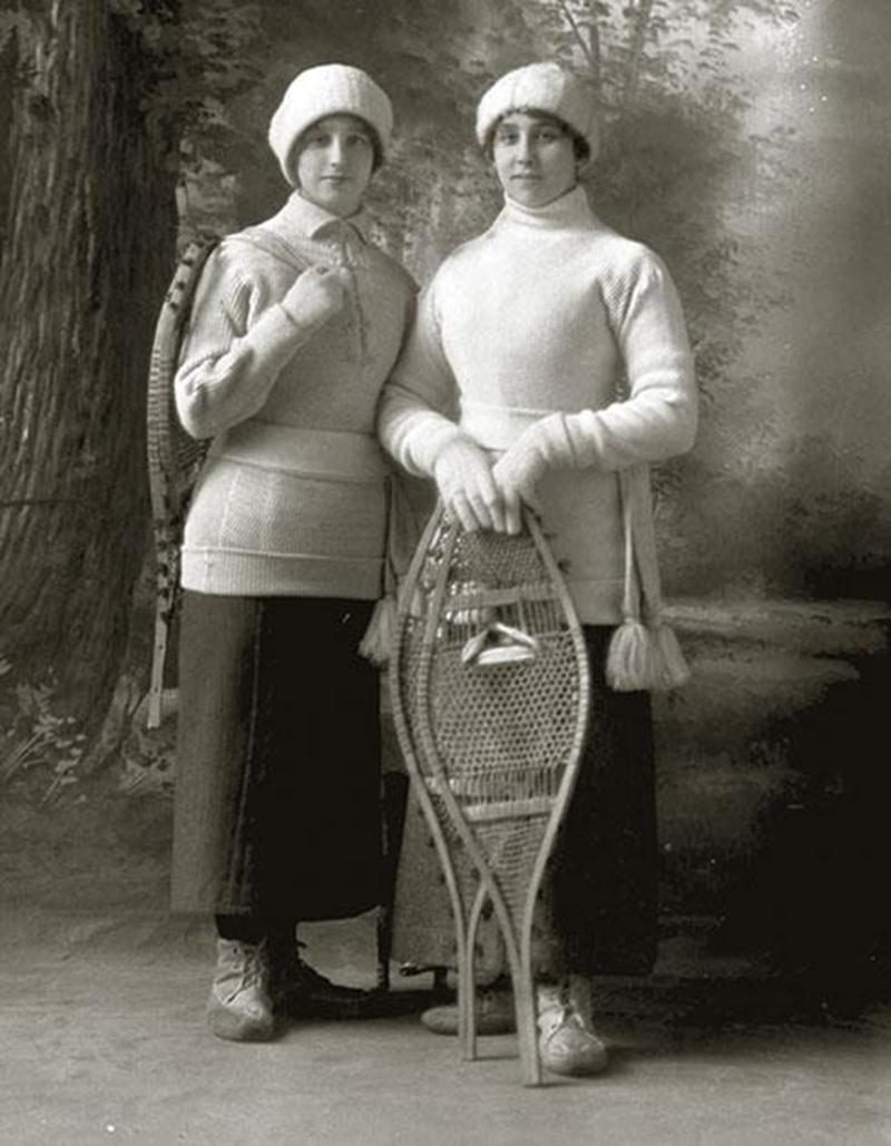 Vers la fin du XIX<sup>e</sup> siècle, les dames étaient de ferventes raquetteuses. Collection Centre d'histoire de Saint-Hyacinthe, CH085