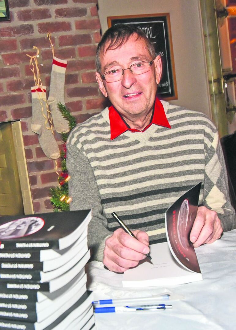 L’auteur indépendant a vendu une soixantaine de livres lors de son lancement à la Brûlerie Mondor.  Photo François Larivière | Le Courrier ©