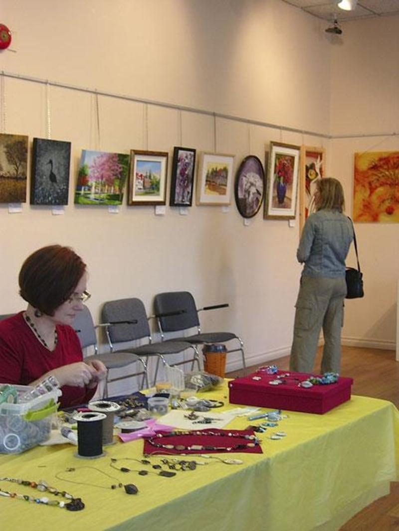 Jusqu’au 2 octobre, dans le cadre du Mois de la culture, les participants du parcours artistique Visit’art exposent certaines de leurs oeuvres à la Bibliothèque T.-A.-St-Germain en plus d’être présents pour démontrer leur savoir-faire et répondre à vos questions. Un horaire sera affiché à l’entrée de la salle d’exposition. Cette année, les formes d’art sont très variées : peinture, ferronnerie d’art, cuivre repoussé, photographie argentique, conception de bébé renaissance et vitraux. Pour plus d