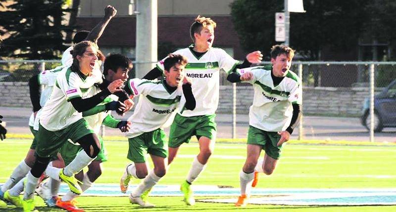 Le FC Saint-Hyacinthe U16 AA masculin célèbre sa victoire en Coupe Promotion. Photo Courtoisie