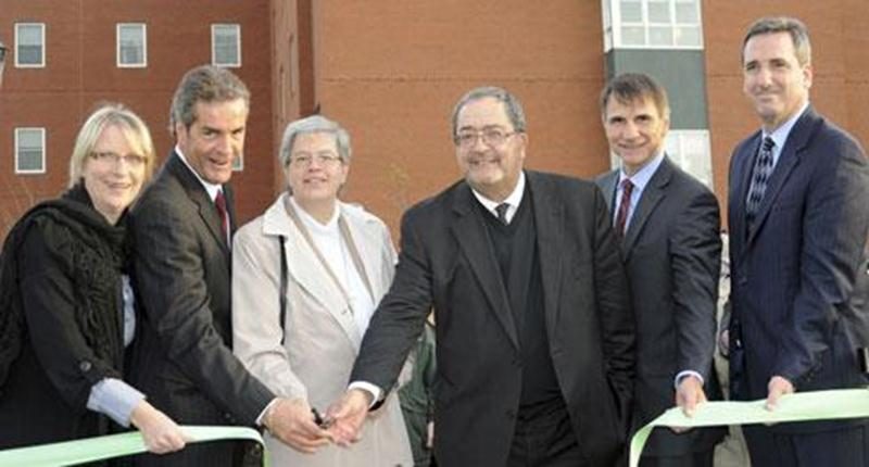 Christine Poirier, directrice générale de la Fondation Aline-Letendre, Michel Gagné, président de la Fondation, Soeur Diane Beaudoin, supérieure générale des Soeurs de la Charité de Saint-Hyacinthe, Yves Morier, époux de feue Claudette Bernier et initiateur du projet des jardins, Daniel Castonguay, directeur général du CSSS Richelieu-Yamaska et Carl Bérubé, directeur général de l'École professionnelle de Saint-Hyacinthe ont participé à la cérémonie inaugurale.