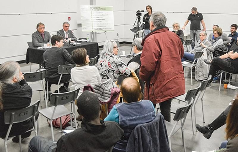 Au moins une trentaine de personnes sont allées à la rencontre du maire Claude Corbeil et du conseiller Jeannot Caron pour partager leur point de vue sur le centre-ville.   Photo François Larivière | Le Courrier ©