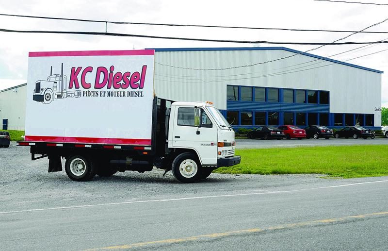 Loin de plier bagage, KC Diesel a plutôt affiché ses couleurs dernièrement. L’enseigne de l’entreprise n’est pas installée sur le bâtiment, mais plutôt sur un camion stationné dans la cour du 5665 Pinard. Photo François Larivière | Le Courrier ©