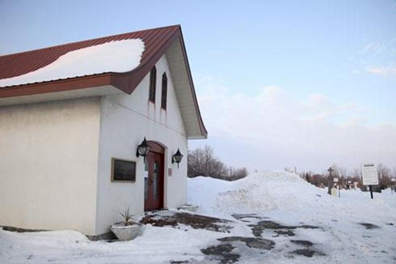 Les vandales se sont introduits à l'intérieur du columbarium du Cimetière de la Cathédrale en forçant la porte, située à l'arrière de la petite bâtisse de la rue Girouard Est. Elle a depuis été changée.