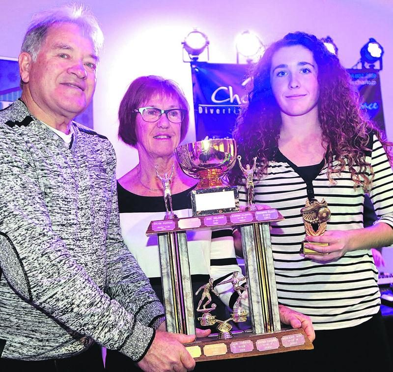 Coralie Desourdy, qui s’aligne avec le FC Saint-Hyacinthe U15 féminin AA, a mis la main sur le trophée Marc Julien remis pour l’implication d’une joueuse ou d’un joueur dans son équipe, qui fait preuve de leadership, d’intensité au travail, de persévérance et d’esprit d’équipe. Photo Robert Gosselin | Le Courrier ©