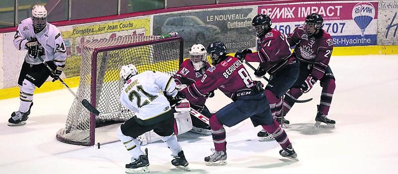 Les Gaulois se sont inclinés 4 à 0 devant le Rousseau-Royal de Laval-Montréal le 4 février au Stade L.-P.-Gaucher. Photo Robert Gosselin | Le Courrier ©