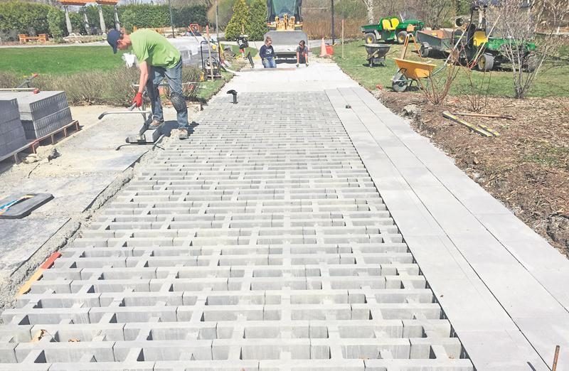 Une des zones d’expérimentation de pavés végétalisés aménagées avec l’aide des étudiants du programme de paysage et commercialisation en horticulture ornementale de l’ITA. Photo Jonathan Turcotte