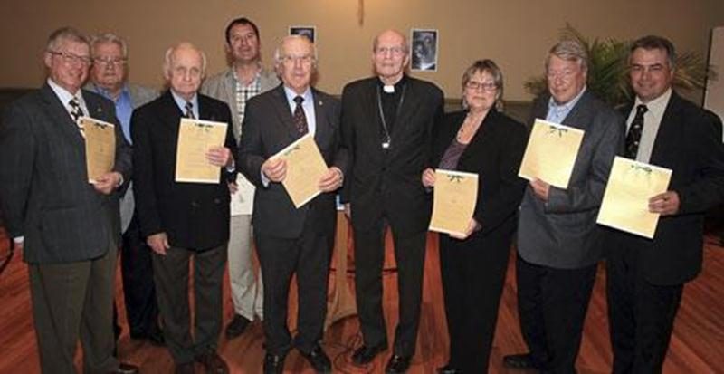 À l’occasion du 35 e anniversaire de la Fondation du diocèse de Saint-Hyacinthe, Mgr François Lapierre a remis un certificat de reconnaissance aux personnes ayant assumé la présidence des campagnes de financement depuis le début. La campagne 2012, sous la présidence de Sylvie Beauregard, conseillère municipale à Cowansville (3 e à droite), a pour objectif de recueillir 300 000 $. De gauche à droite, Claude Marchesseault, Saint-Hyacinthe; Michel Latour, Saint-Hyacinthe; Marcel Maheu, Granby; Alai