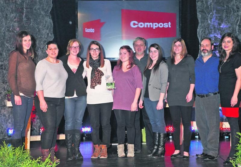 Sur la photo, de gauche à droite, on aperçoit les élèves de l’ITA qui ont participé au projet Jardin Au temps de l’Amour, soit Audrey Poulin-Beaulieu, Claudine Flament, Gabrielle Chevrier, Marie-Pier Michaud-Gélineau, Sandra Lavigne, Catherine Lévesque et Audrey Pépin-Paradis, en compagnie des professeurs Guy Laliberté et Jean-Luc Tremblay, et de Véronique Pepin, présidente de l’APPQ.