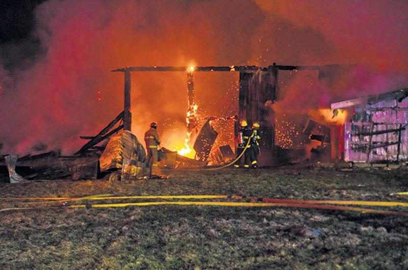 La grange servait d’atelier pour entretenir des tracteurs, selon Sylvain Laplante du service de sécurité incendie de Saint-Valérien-de-Milton.