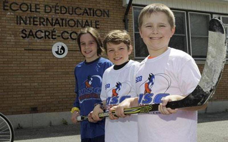 Henri, Aymerick et Samuel étaient tout sourire lorsqu'ils ont appris au cours des derniers jours qu'une classique de hockey sur glace scolaire allait être lancée par leur école primaire, l'école Bois-Joli-Sacré-Coeur.