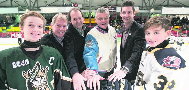 Un invité de marque s’est joint à l’ouverture officielle de la 43e édition du Tournoi pee-wee de Saint-Hyacinthe. Clément Jodoin, entraîneur adjoint du Canadien de Montréal, a procédé à la mise au jeu protocolaire, dimanche, avant la partie entre les Gaulois d’Antoine-Girouard et les Estacades de la Mauricie.