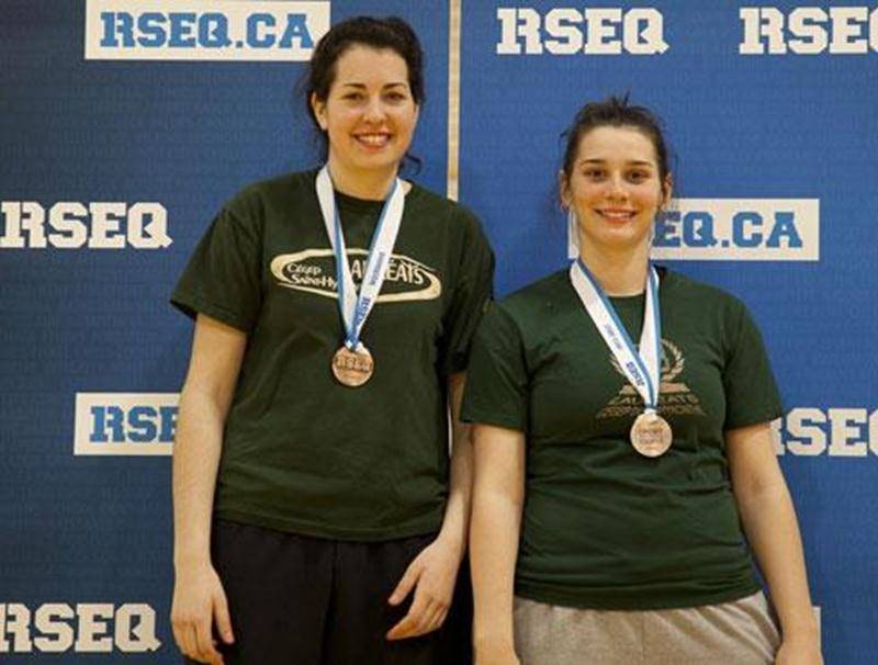 Les médaillées de bronze des Lauréats Sabrina Pelletier et Kimberly Malcolm.