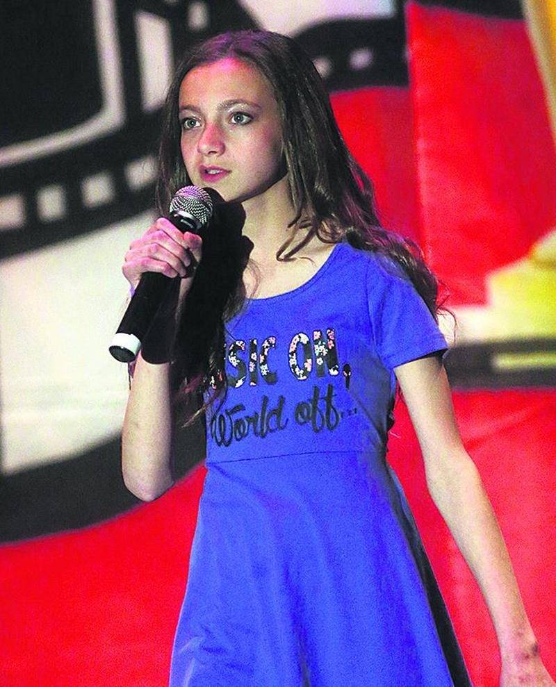 La chanteuse Kelly McDuff de l’école Saint-Damase. Photos Robert Gosselin | Le Courrier ©