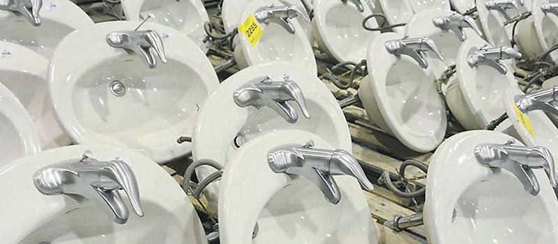 Les lavabos et les toilettes des chambres avaient été soigneusement démontés pour être ­regroupés en lots dans l’une des salles de gala de l’ancien centre des congrès.