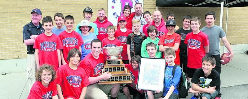 Louis-Philippe s’est montré généreux avec les jeunes qui formeront l’équipe benjamine des Patriotes de l’École secondaire Saint-Joseph, allant même botter quelques ballons lors de leur pratique. Photo Robert Gosselin | Le Courrier ©
