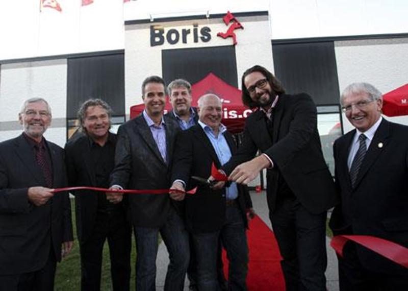 Sur la photo, de gauche à droite, Claude Bernier, maire de Saint-Hyacinthe et président du CLD; Michel Godin, vice-président Brasserie Licorne Québec; David Bérubé, directeur d'usine; Mario De Tilly, directeur général du CLD; Udo Helfgen, président Brasserie Licorne France; Christian Weber, membre famille fondatrice de Karlsberg; et Émilien Pelletier, député.