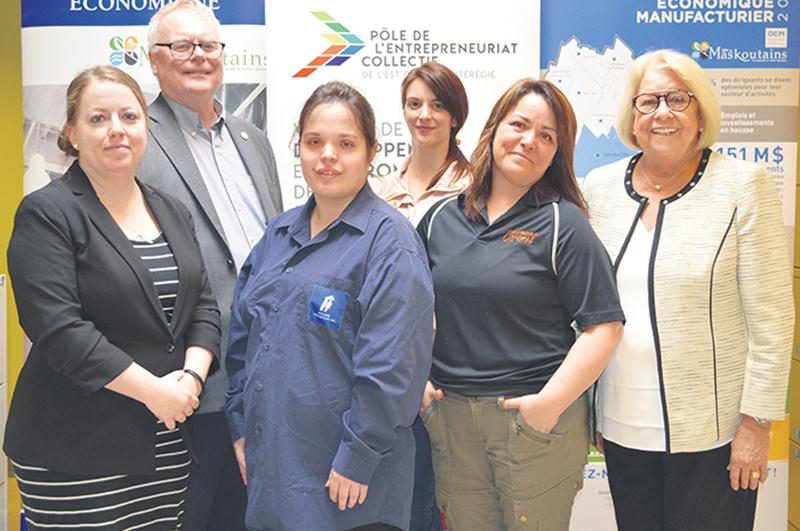 De gauche à droite, Lysanne Croteau, directrice générale du Pôle de l’entrepreneuriat collectif de l’Est de la Montérégie; Yves St-Arnaud, Audrée Thibault et Julie Moisan, des Ateliers Transition et lauréats de la bourse Jury; Nancy Boyer, de la Fondation Caramel et lauréate de la bourse Communauté; et Francine Morin, préfet de la MRC des Maskoutains.