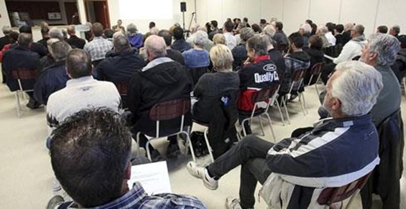 Une centaine de personnes ont assisté à la séance d'information de la semaine dernière au centre communautaire Rosalie-Papineau.