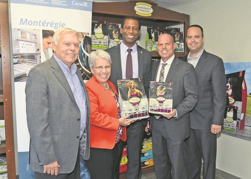Sur la photo, dans l’ordre habituel, Royal Lemieux, fondateur de Bio Biscuit, Brigitte Sansoucy; députée de Saint-Hyacinthe-Bagot; Greg Fergus, secrétaire parlementaire; Pierre Lemieux, président de Bio Biscuit et David Gaucher, vice-président de Bio Biscuit.  Photo François Larivière | Le Courrier ©