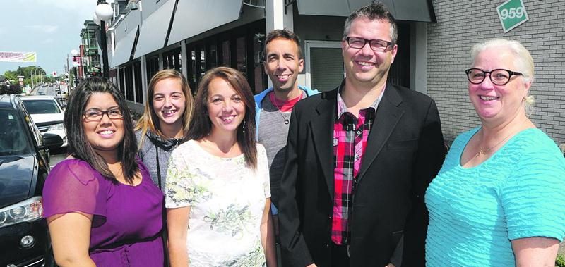 Nayeli Rodriguez, animatrice de la halte-répit; Carol-Ann Constantineau, animatrice de la halte-répit; Guylaine Pothier, coordonatrice du service à la clientèle; Martin Côté, animateur et formateur; Jean-Luc Dion, président du conseil d’adminstration; et Sylvie Grimard, directrice générale. Photo Robert Gosselin | Le Courrier ©