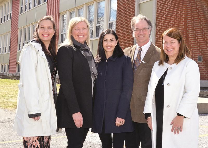 La directrice de l’École aux Quatre-Vents, Maryse Gélinas, la députée de Vaudreuil Marie-Claude Nichols, la députée de Saint-Hyacinthe, Chantal Soucy, le président de la CSSH, Richard Flibotte et la directrice générale de la CSSH, Caroline Dupré, devant l’école de Saint-Barnabé-Sud. Photo François Larivière | Le Courrier ©