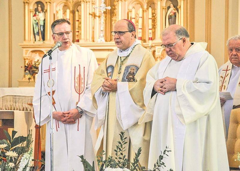 Mgr Christian Rodembourg célébrait les funérailles, accompagné entre autres du fils d’Hermel Giard, Éloi (à gauche) et du prêtre Yvon Alix.