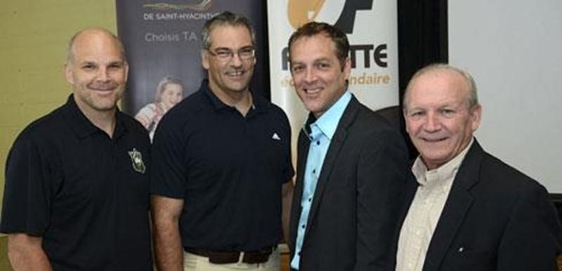 De gauche à droite, Martin Cadorette, entraîneur-chef des Gaulois midget AAA, Gaétan Dion, directeur de l'école Fadette, Simon Désautels, nouvel agent de développement du sport-études à la CSSH, et Yves Sansfaçon, gouverneur et vice-président des Gaulois.