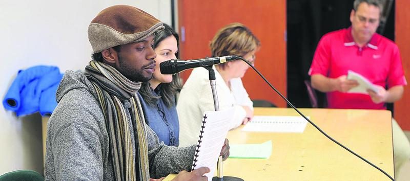Alexandre fait la lecture de son histoire personnelle devant une quarantaine de membres du Syndicat de l’enseignement Val-Maska au centre communautaire Rosalie-Papineau. Photo Robert Gosselin | Le Courrier ©
