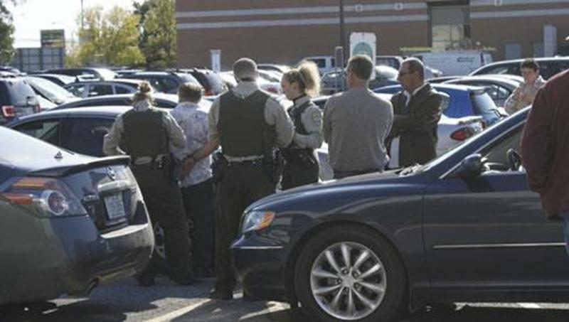 Un homme de 67 ans et une femme de 72 ans ont été arrêtés, le vendredi 7 octobre, après une violente querelle dans le stationnement des Galeries St-Hyacinthe. Les deux occupants d'une même voiture venaient de stationner leur véhicule dans un espace réservé aux taxis lorsqu'ils ont été interpellés par un chauffeur de Taxi Windsor. Une chicane a éclaté et c'est alors que les deux prévenus auraient frappé le chauffeur de taxi à l'aide d'un objet contondant. La victime a été transportée au centre ho