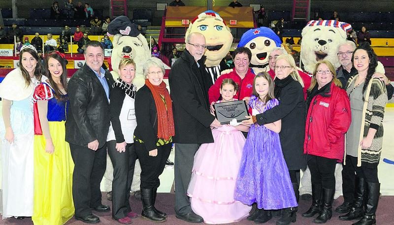 Lorraine Nault-Frappier et Jean-Guy Hurtubise, de Hockey Richelieu, ont remis une place honorifique à la présidente du Festi-Mahg, Christiane Lussier, pour les cinq ans du tournoi. Photo François Larivière | Le Courrier ©
