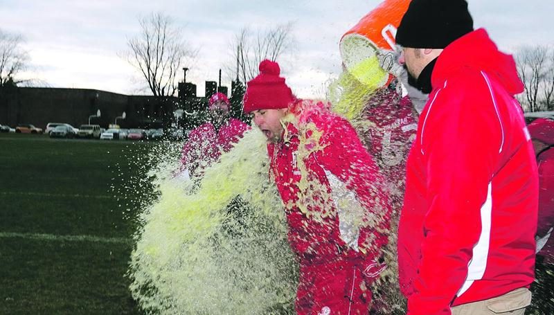 Malgré un froid glacial, l’entraîneur-chef Yan Genest n’a pas été épargné de la traditionnelle douche de Gatorade. Photo Robert Gosselin | Le Courrier ©