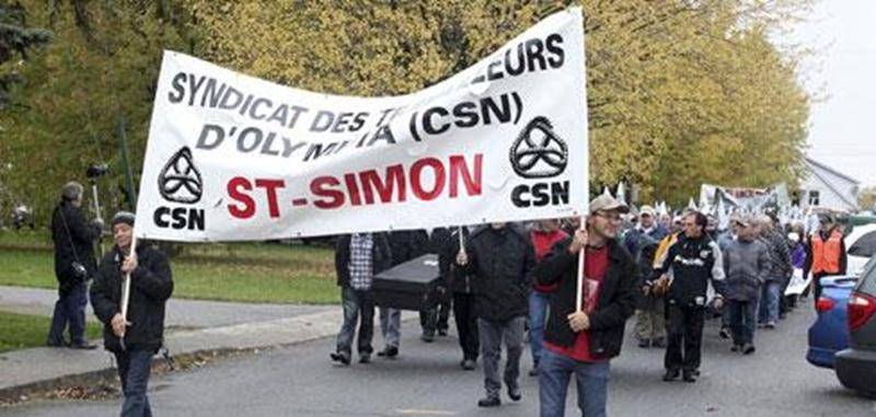 Le syndicat des travailleurs d'Olympia (CSN) qui représente les anciens employés de l'usine Olymel de Saint-Simon avait organisé une marche funèbre.