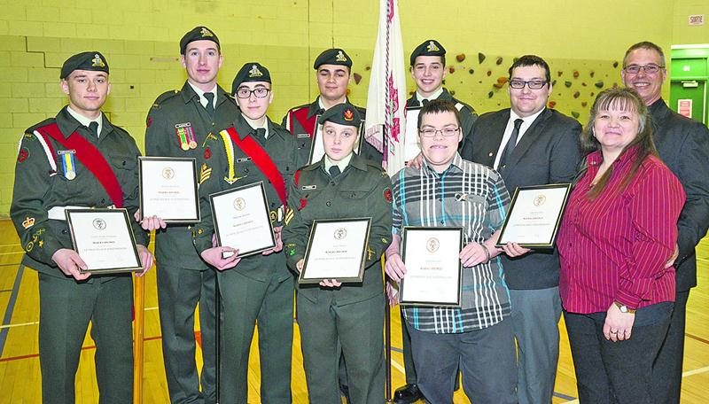 Un groupe a obtenu la certification bronze du Prix international du Duc d’Édimbourg, une reconnaissance accordée à la suite d’une série de défis structurés en diverses étapes relevés par des 14-24 ans. À l’arrière, adjudant chef Anthony Blanchette, adj Antoine Brien-Corriveau, sergent Olivier Chagnon, Alexandre Blanchette et Richard Doré, chef de groupe. À l’avant, adj Landon Houde-Préfontaine, sgt Raphaël Rodier, capitaine Shanie Primeau, Tommy Blanchette et Chantal Thibault, chef de groupe.