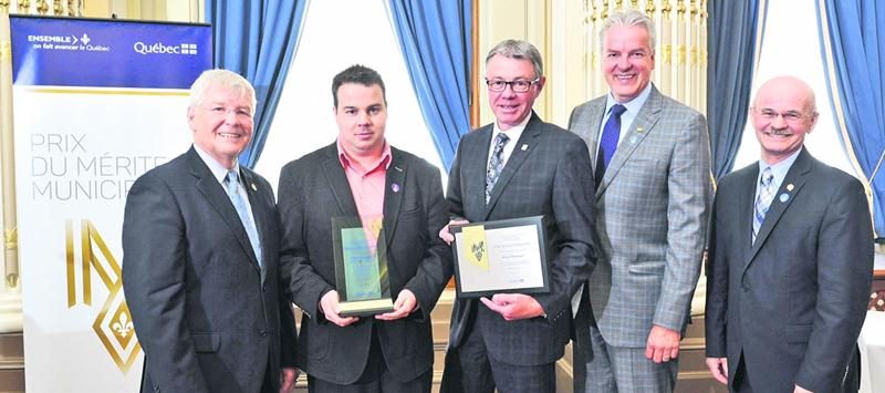 Dans le cadre de la Semaine de la municipalité, Bruno Beauregard a reçu le prix du Mérite municipal, dans la catégorie Relève municipale, du ministère des Affaires municipales et de l’Occupation du territoire (MAMOT). La Ville de Saint-Hyacinthe a soumis sa candidature pour souligner son engagement exceptionnel dans la communauté maskoutaine. On reconnait, de gauche à droite, Norbert Morin, adjoint parlementaire du ministre des Affaires municipales et de l’Occupation du territoire et député de C