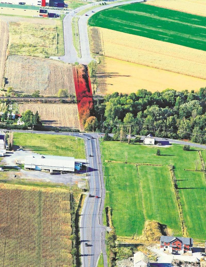 Photo aérienne illustrant la zone visée par le projet du tunnel ferroviaire où passera le dernier tronçon du boulevard Casavant Ouest (en rouge). Source : Ville de Saint-Hyacinthe