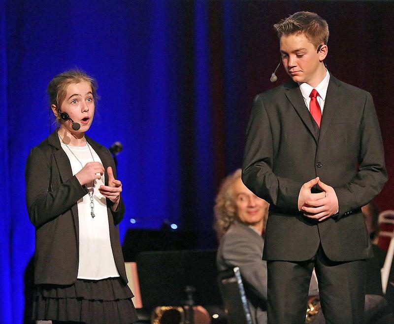 Les deux jeunes animateurs Anabelle Dupré, de l’école des Passereaux, et William Leduc, de la polyvalente Hyacinthe-Delorme. Photo Robert Gosselin | Le Courrier ©