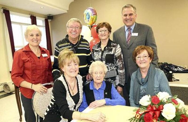 À la Résidence Les Jardins de la Gare, Mme Lucille Archambault (épouse de feu Bernard Petit), native de Sainte-Hélène, a fêté ses 100 ans le 5 décembre en présence de ses enfants Gilles (Thérèse), Rachel, Fernande (Richard), Solange, Francine et Jean-Claude (absents). Sur la photo, à l'avant, Mme Archambault est entourée de ses filles Solange Petit (à gauche) et Rachel Gaumond. À l'arrière, on aperçoit Denise Légaré, animatrice; Gilles Petit, Fernande Grenon et William Churma, directeur général