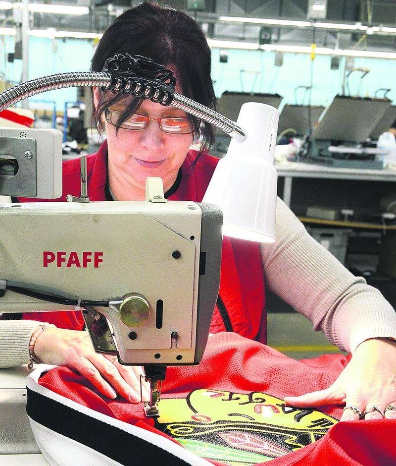 L’une des 70 couturières de l’usine appose le logo des Blackhawks de Chicago. Photo François Larivière | Le Courrier ©