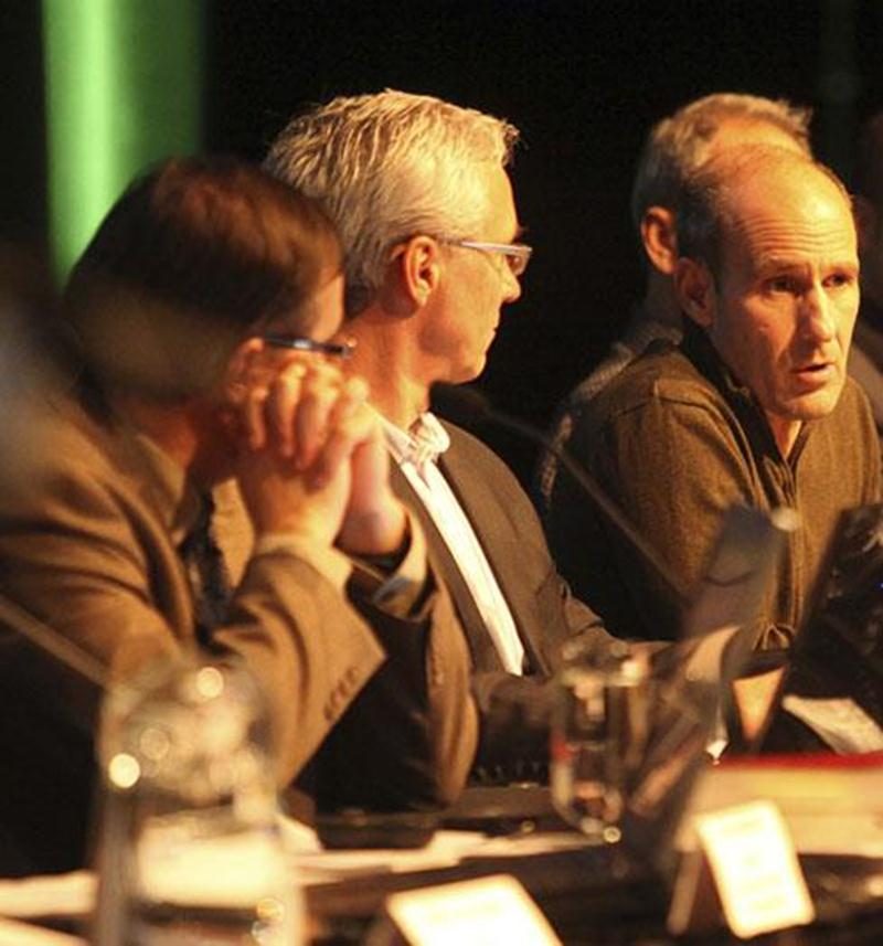 Le président de Syscomax, Sylvain Robitaille, s'adressant à l'assistance au cours de la séance d'information du 18 décembre au Centre des arts Juliette-Lassonde. On reconnaît, à sa droite, le directeur des Finances de la Ville de Saint-Hyacinthe, Michel Tardif, et le directeur général, Louis Bilodeau.