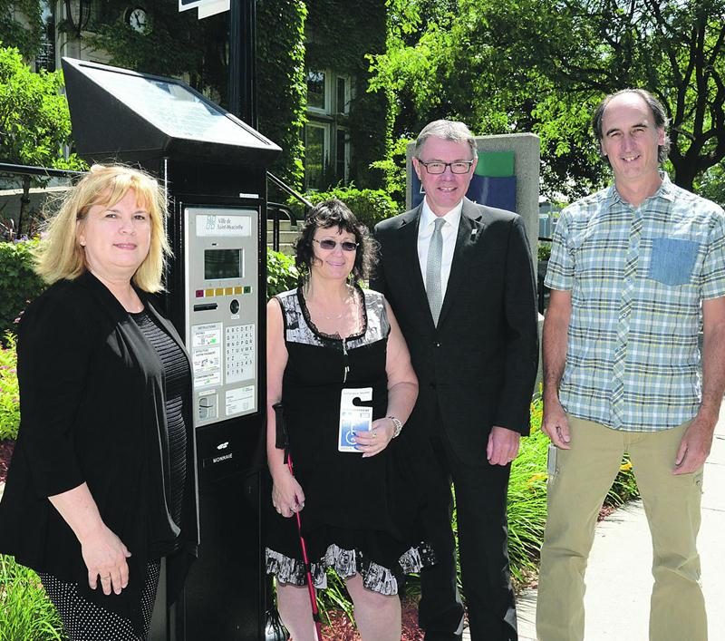 Le maire de Saint-Hyacinthe, Claude Corbeil, a annoncé le passage à la gratuité des horodateurs pour les détenteurs de vignettes en compagnie de Marie Montplaisir, coordonnatrice du GAPHRY, Chantal Girard, utilisatrice et de Michel Rouleau, du service des Loisirs de la Ville de Saint-Hyacinthe. Photo François Larivière | Le Courrier ©