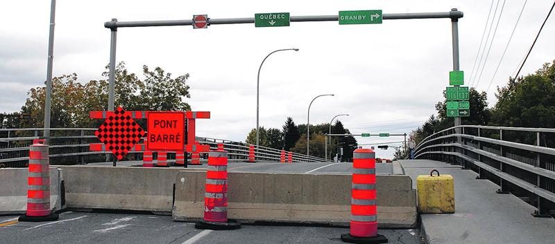 Le pont Bouchard est maintenant complètement fermé à la circulation automobile, et il s’écoulera 14 mois avant l’ouverture du pont tout neuf qui le remplacera. Photo Robert Gosselin | Le Courrier ©